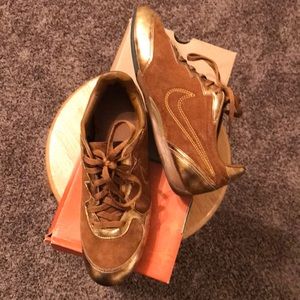 Nike Women’s Sprint Sister II Premium tennis shoe